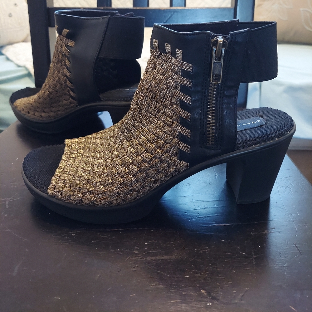 SOLD!🖤STEVE MADDEN PEEP TOE!🖤